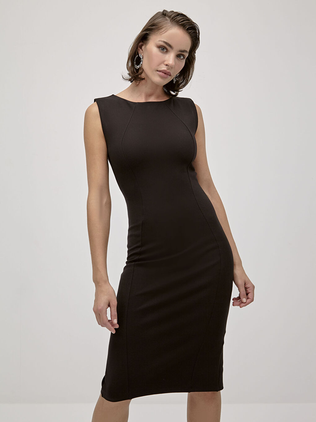 Siyah İncelten Etkili Kolsuz Dar Elbise-1