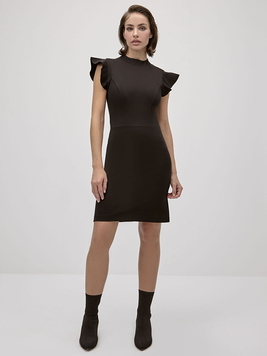 Siyah İncelten Etkili Fırfır Detaylı Elbise