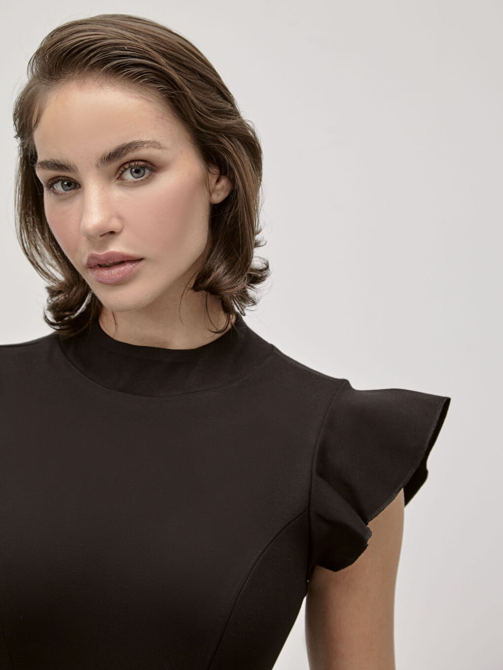 Siyah İncelten Etkili Fırfır Detaylı Elbise-1