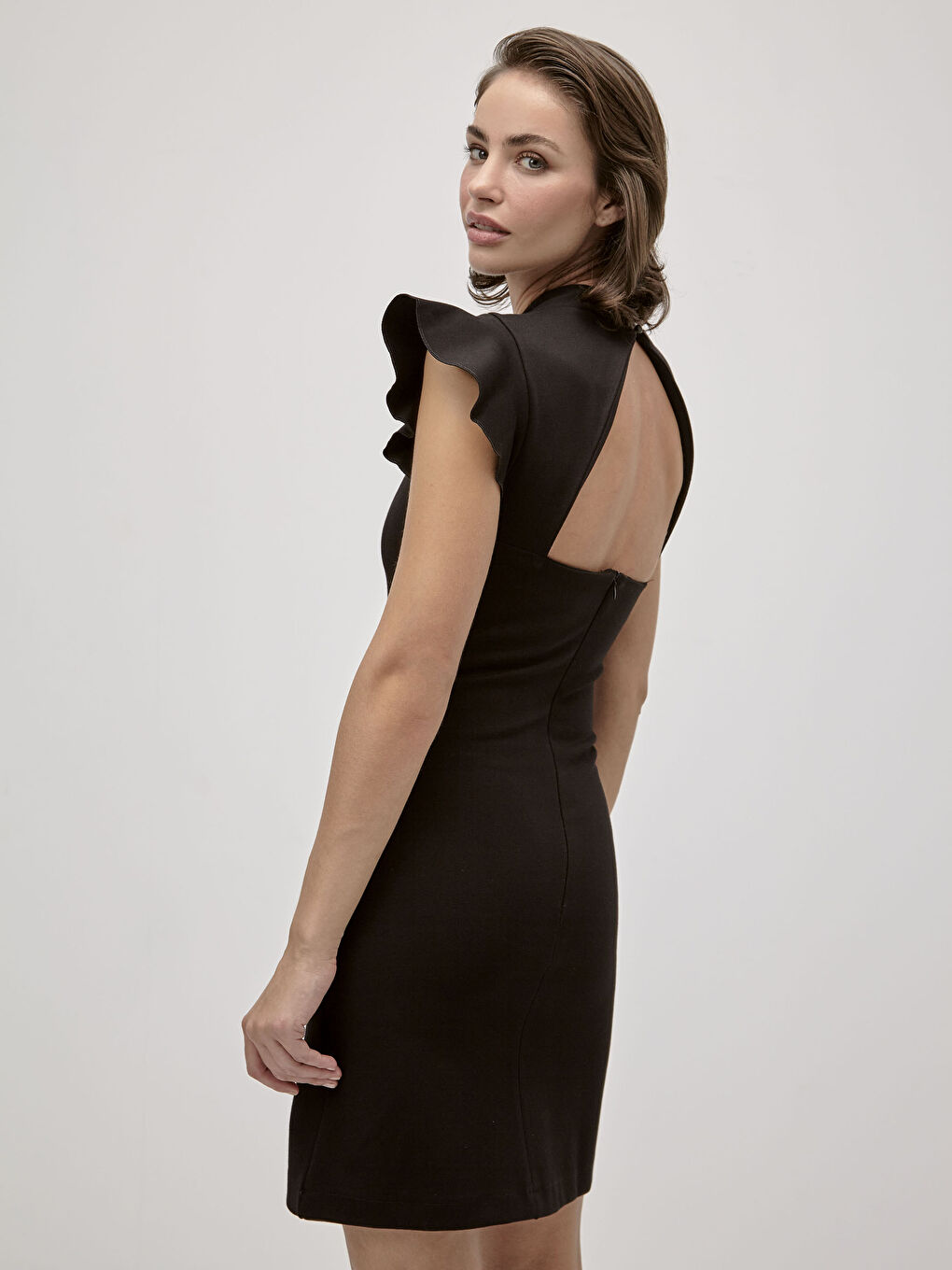 Siyah İncelten Etkili Fırfır Detaylı Elbise-2