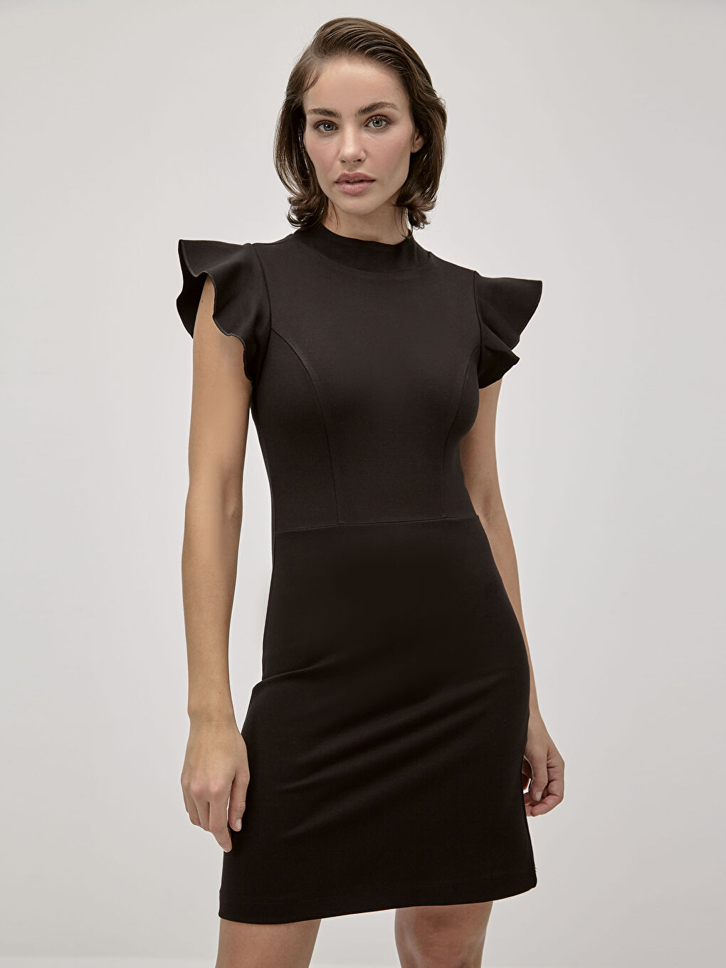 Siyah İncelten Etkili Fırfır Detaylı Elbise-4