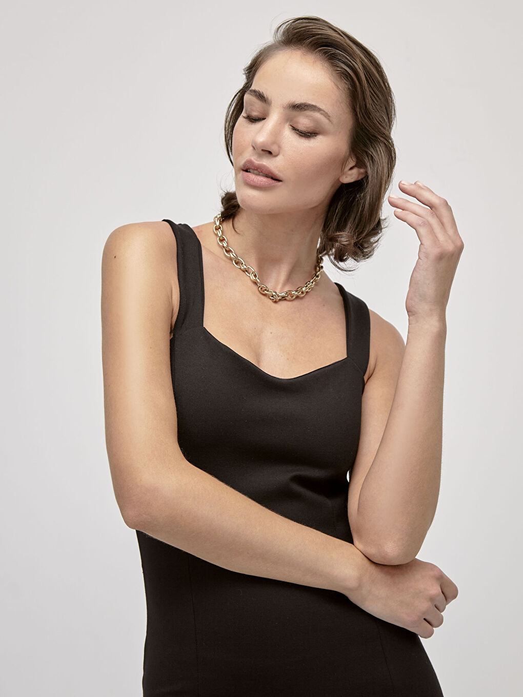 Siyah İncelten Etkili Kalp Yaka Esnek Elbise-4