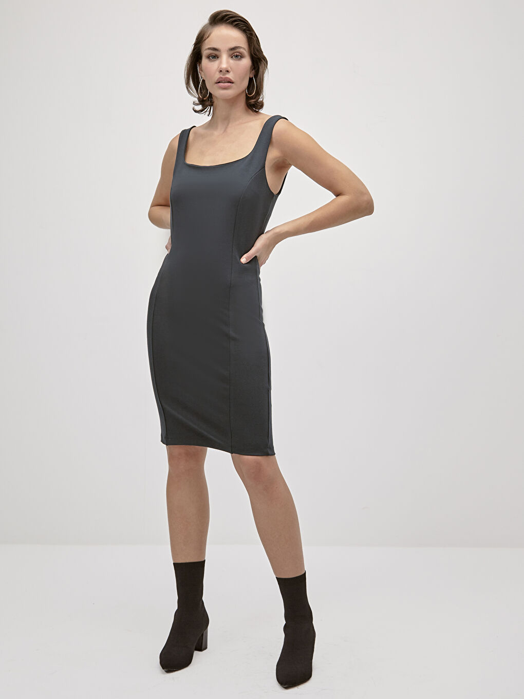 Yeşil İncelten Etkili Kare Yaka Esnek Kalem Elbise