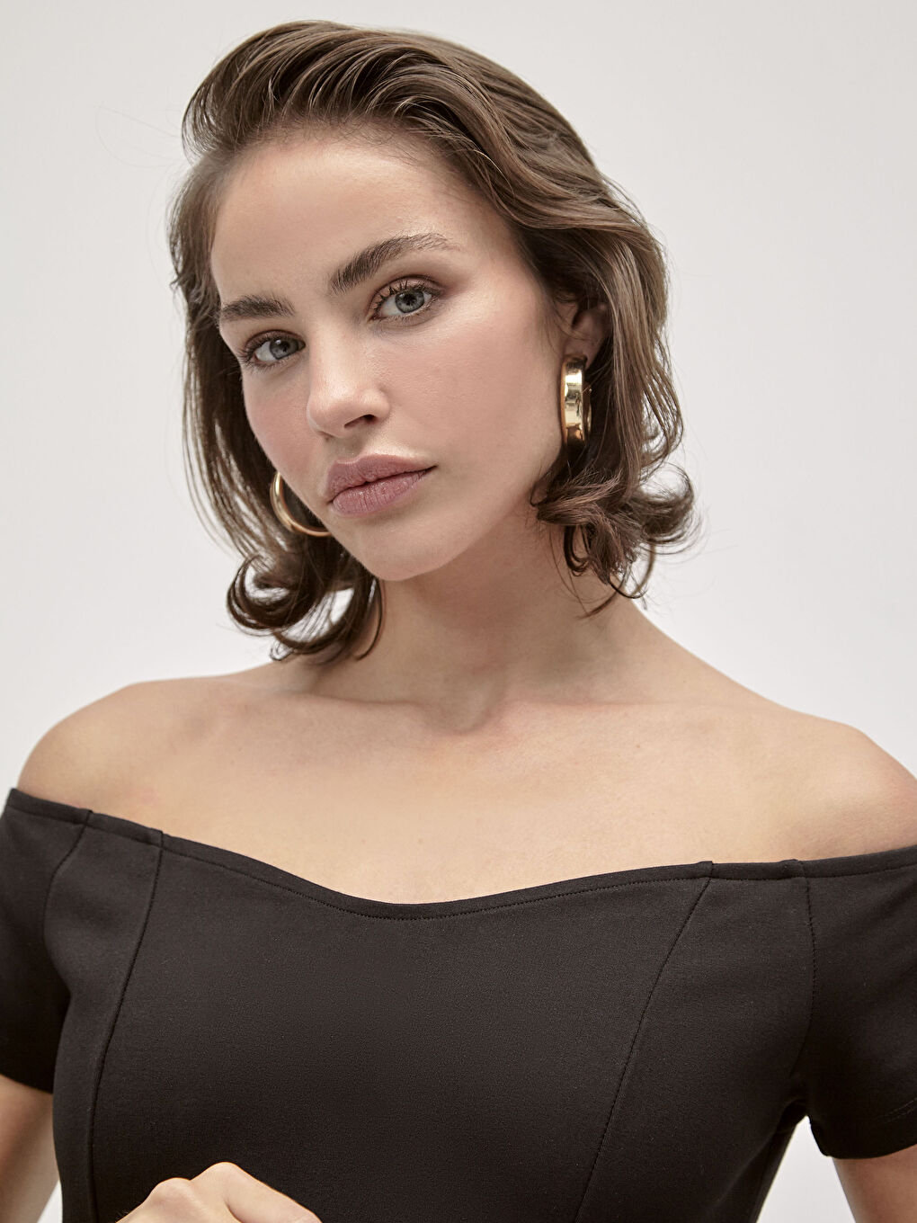 Siyah İncelten Etkili Düşük Omuzlu Esnek Kalem Elbise-3