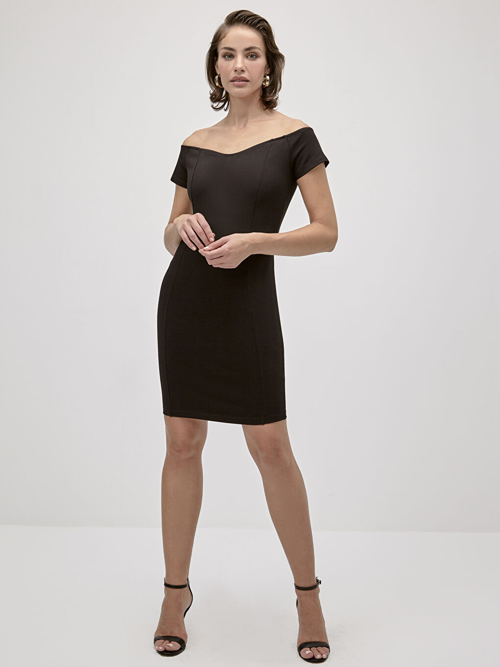 Siyah İncelten Etkili Düşük Omuzlu Esnek Kalem Elbise-4