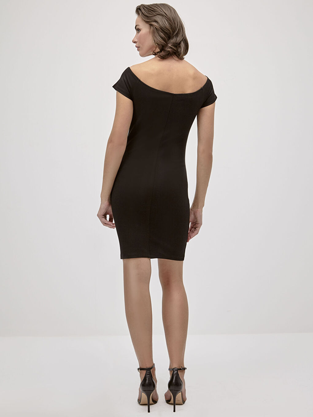Siyah İncelten Etkili Düşük Omuzlu Esnek Kalem Elbise-1