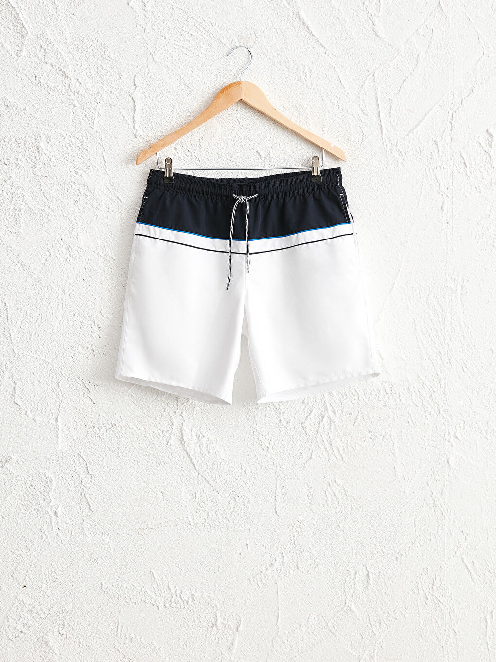 Beyaz Diz Hizası Boy Baskılı Deniz Şortu