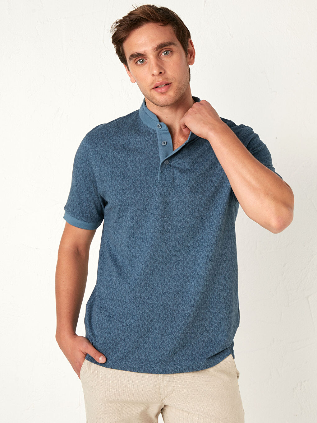 Футболка с воротником-стойкой и коротким рукавом