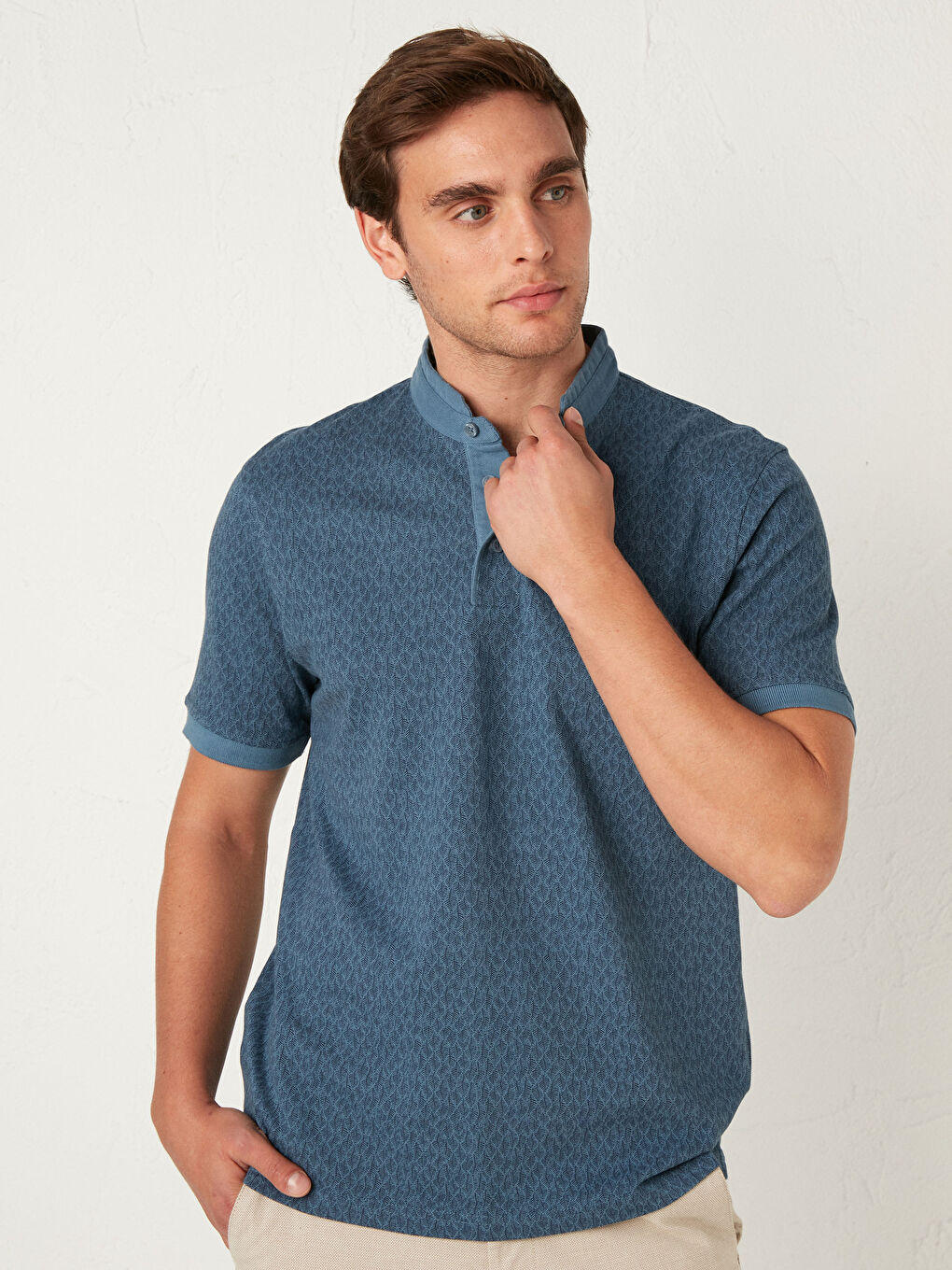 Футболка с воротником-стойкой и коротким рукавом-1