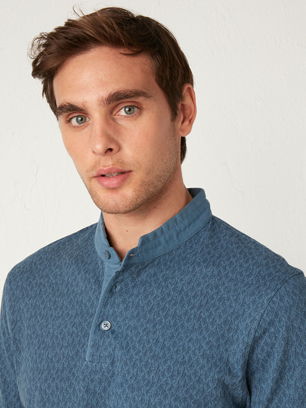 Футболка с воротником-стойкой и коротким рукавом-2