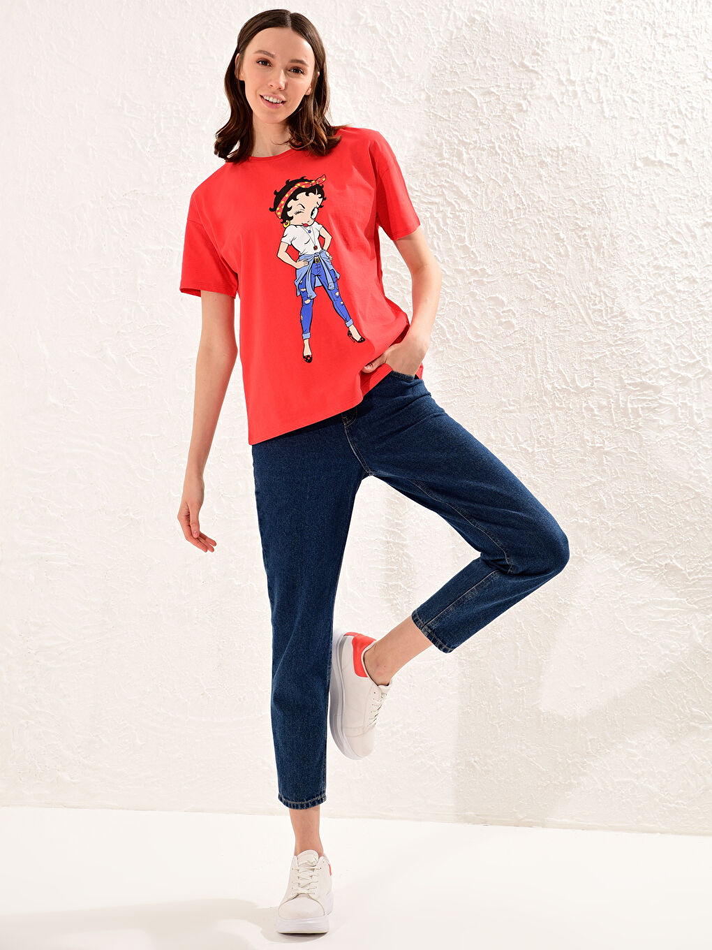 Kırmızı Bisiklet Yaka Kısa Kollu Kadın Tişört-2