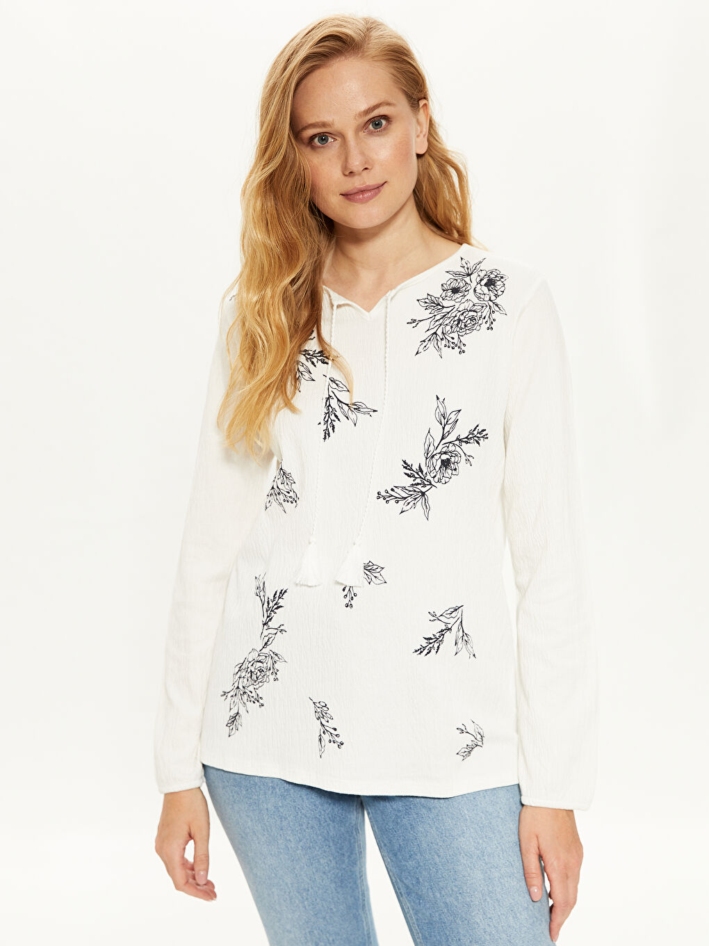 Beyaz Bağlamalı Yaka Uzun Kollu Kadın Tişört-1