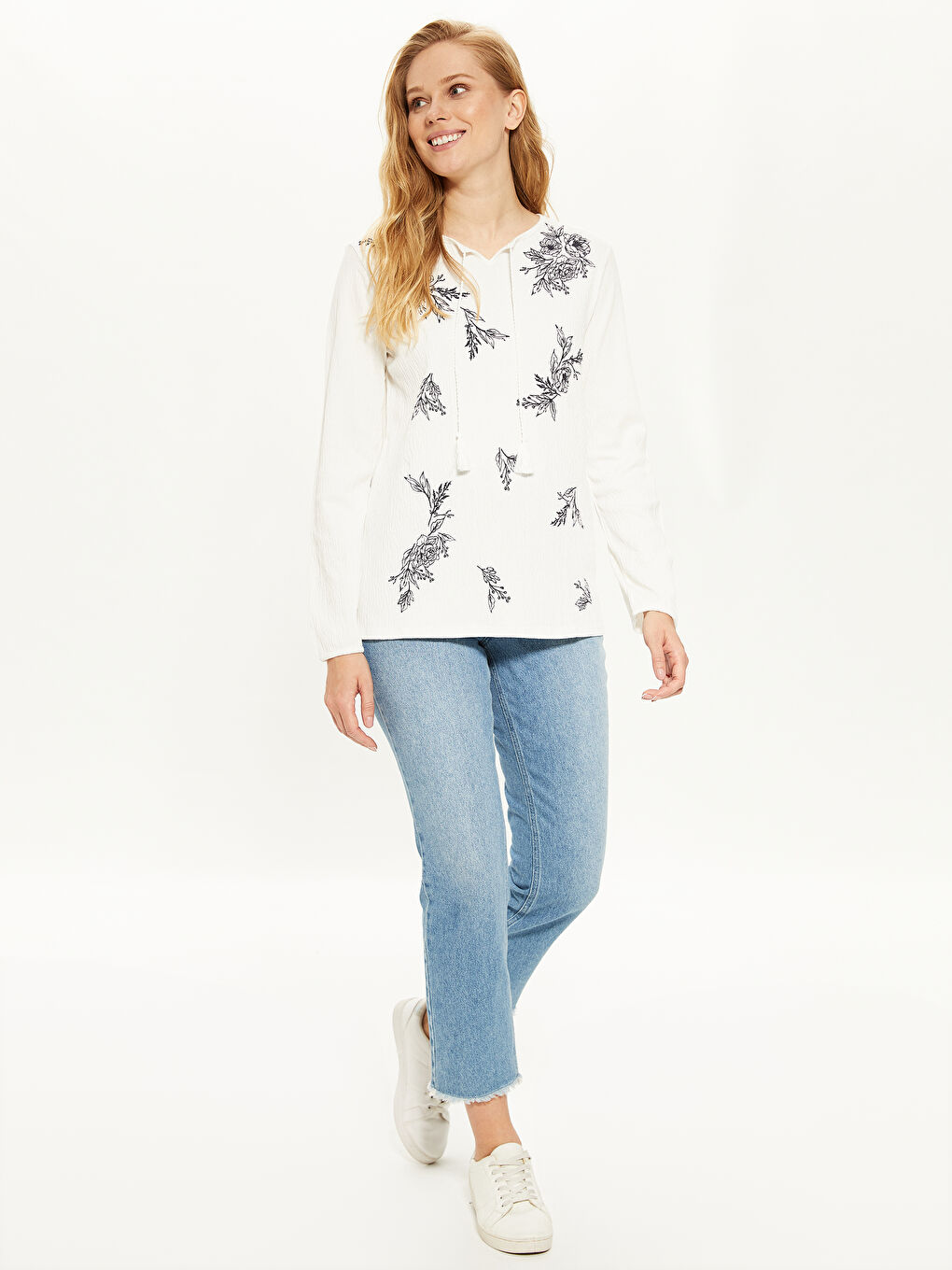 Beyaz Bağlamalı Yaka Uzun Kollu Kadın Tişört-2