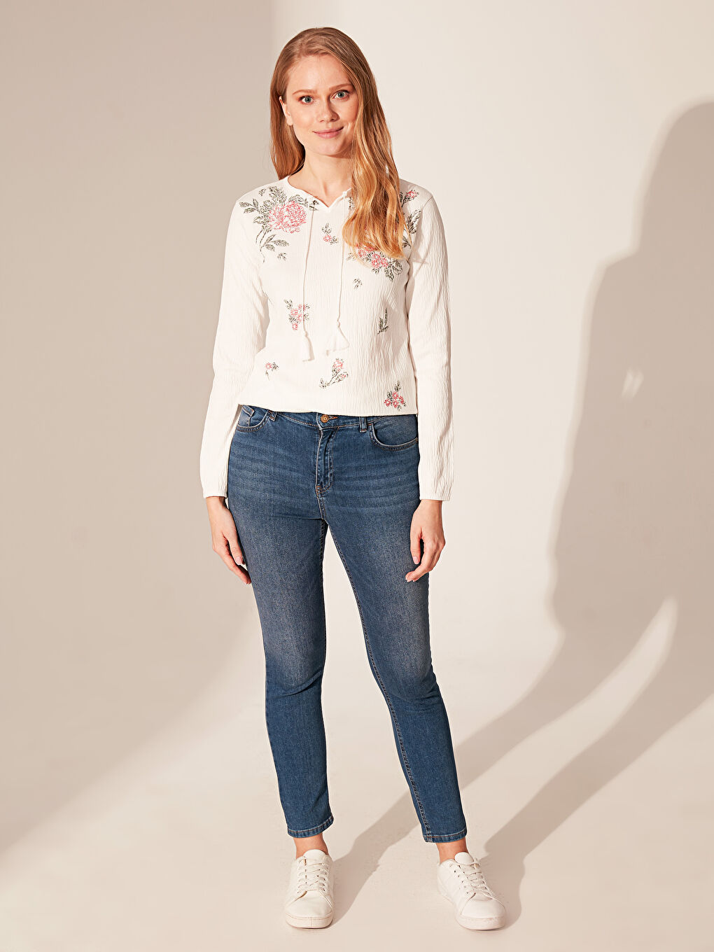 Beyaz Bisiklet Yaka Uzun Kollu Kadın Tişört-1