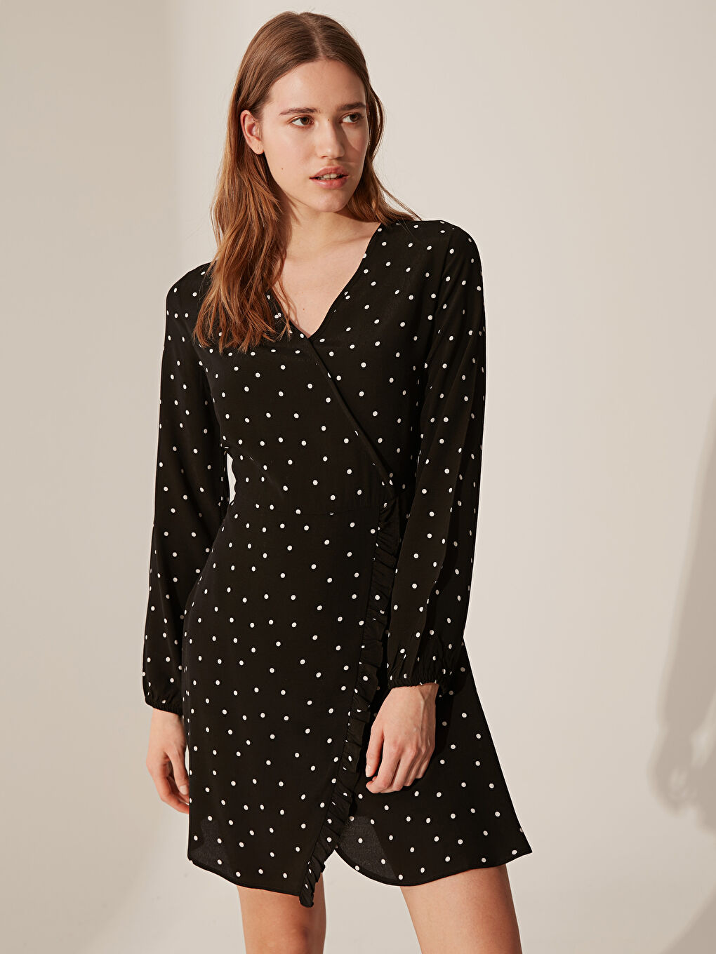 Siyah Kruvaze Yaka Puantiyeli Viskon Elbise-3