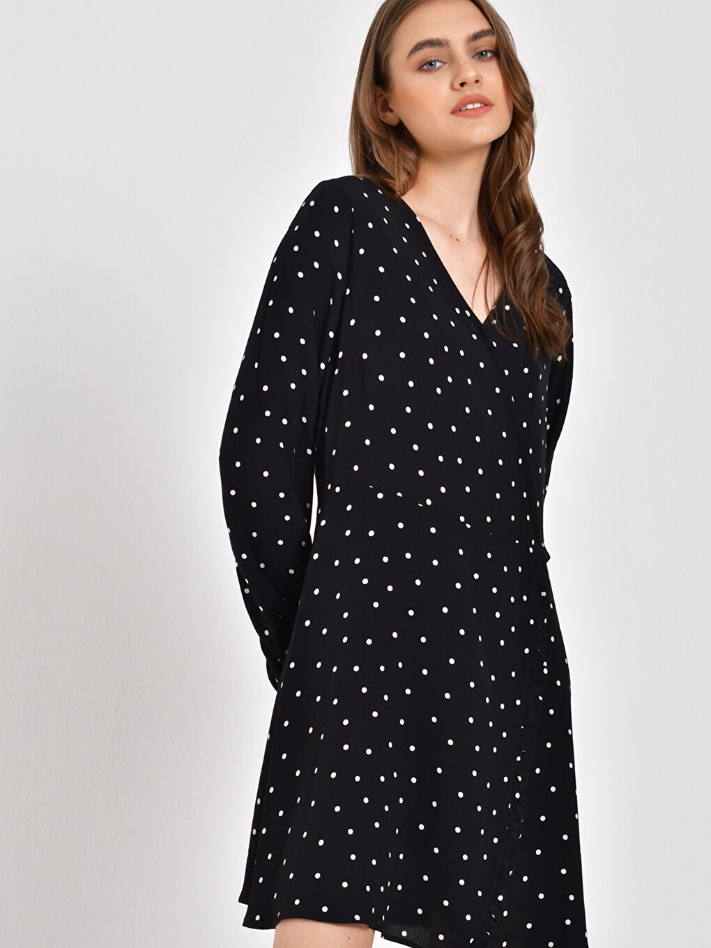 Siyah Kruvaze Yaka Puantiyeli Viskon Elbise-4