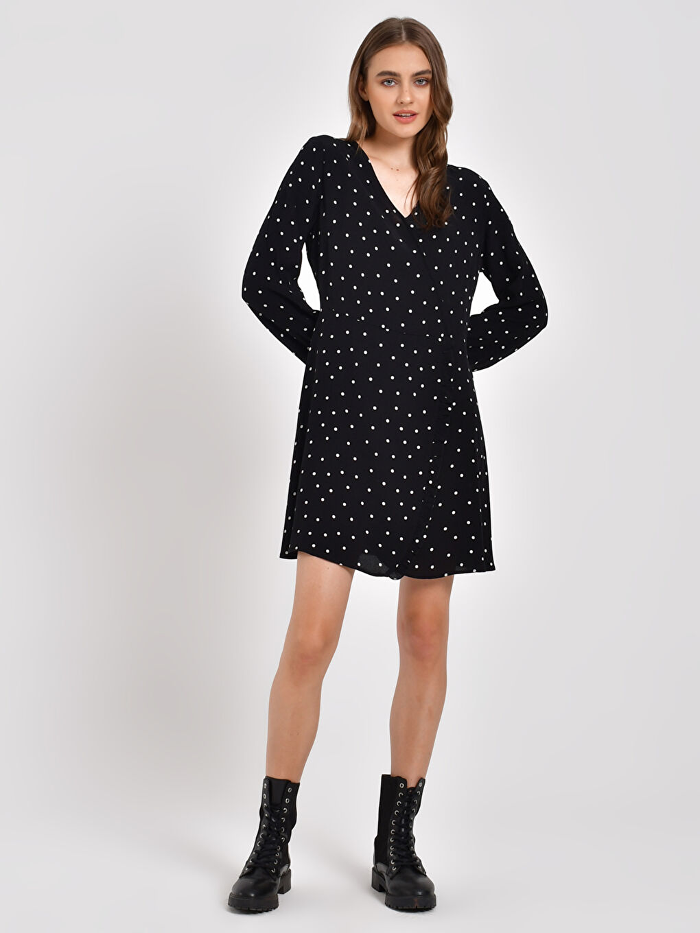 Siyah Kruvaze Yaka Puantiyeli Viskon Elbise-2