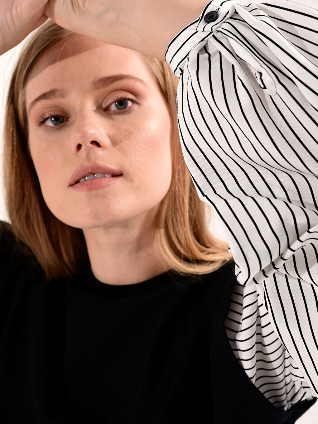 Siyah Kolları Çizgili Salaş Sweatshirt-2