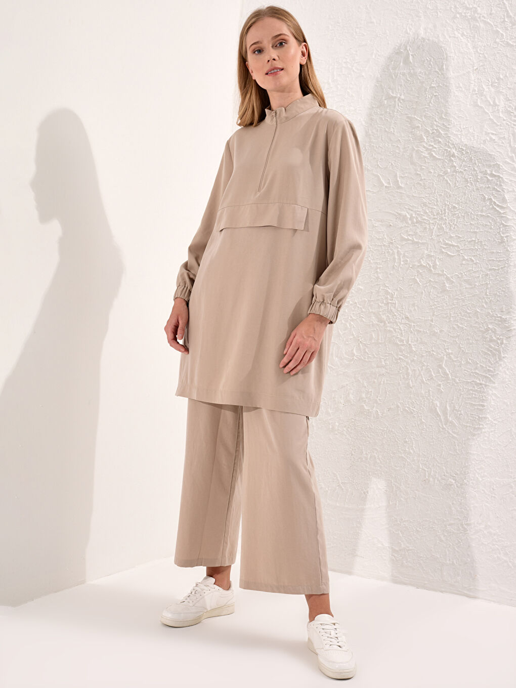 Bej Dik Yaka Düz Uzun Kollu Kadın Tunik