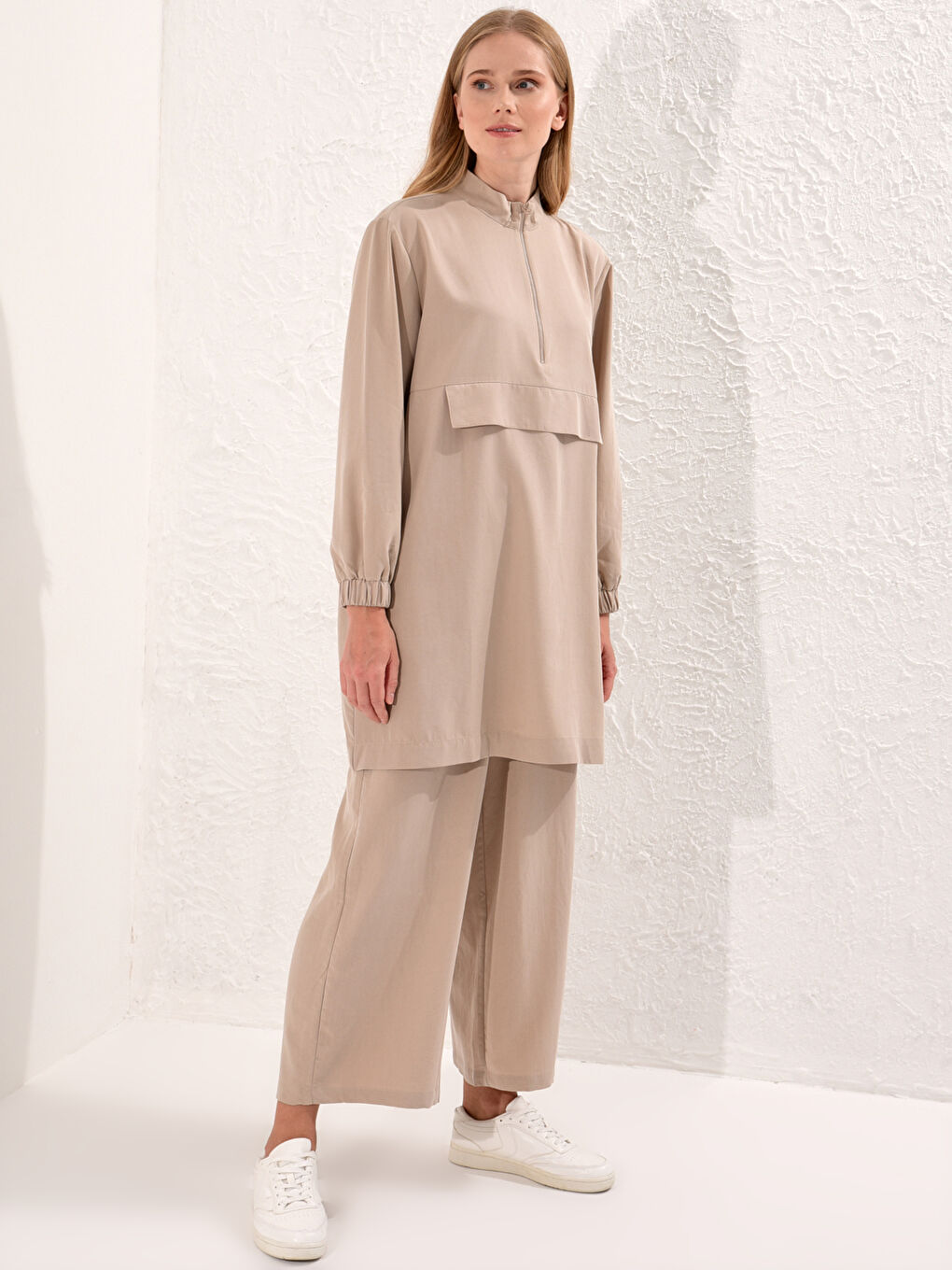 Bej Dik Yaka Düz Uzun Kollu Kadın Tunik-1