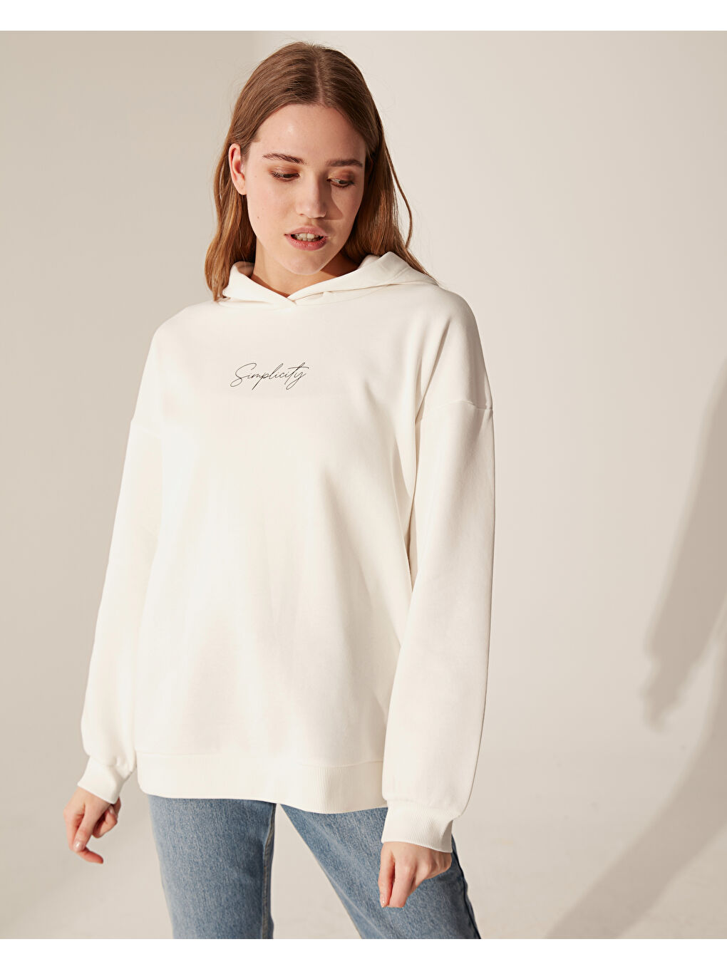 Beyaz Kapüşonlu Uzun Kollu Kadın Sweatshirt