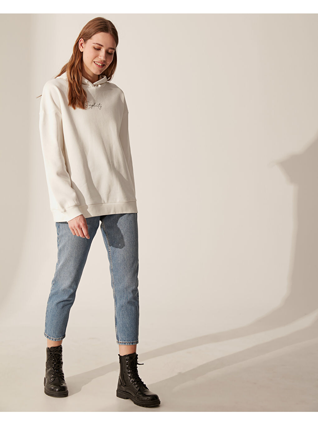 Beyaz Kapüşonlu Uzun Kollu Kadın Sweatshirt-1