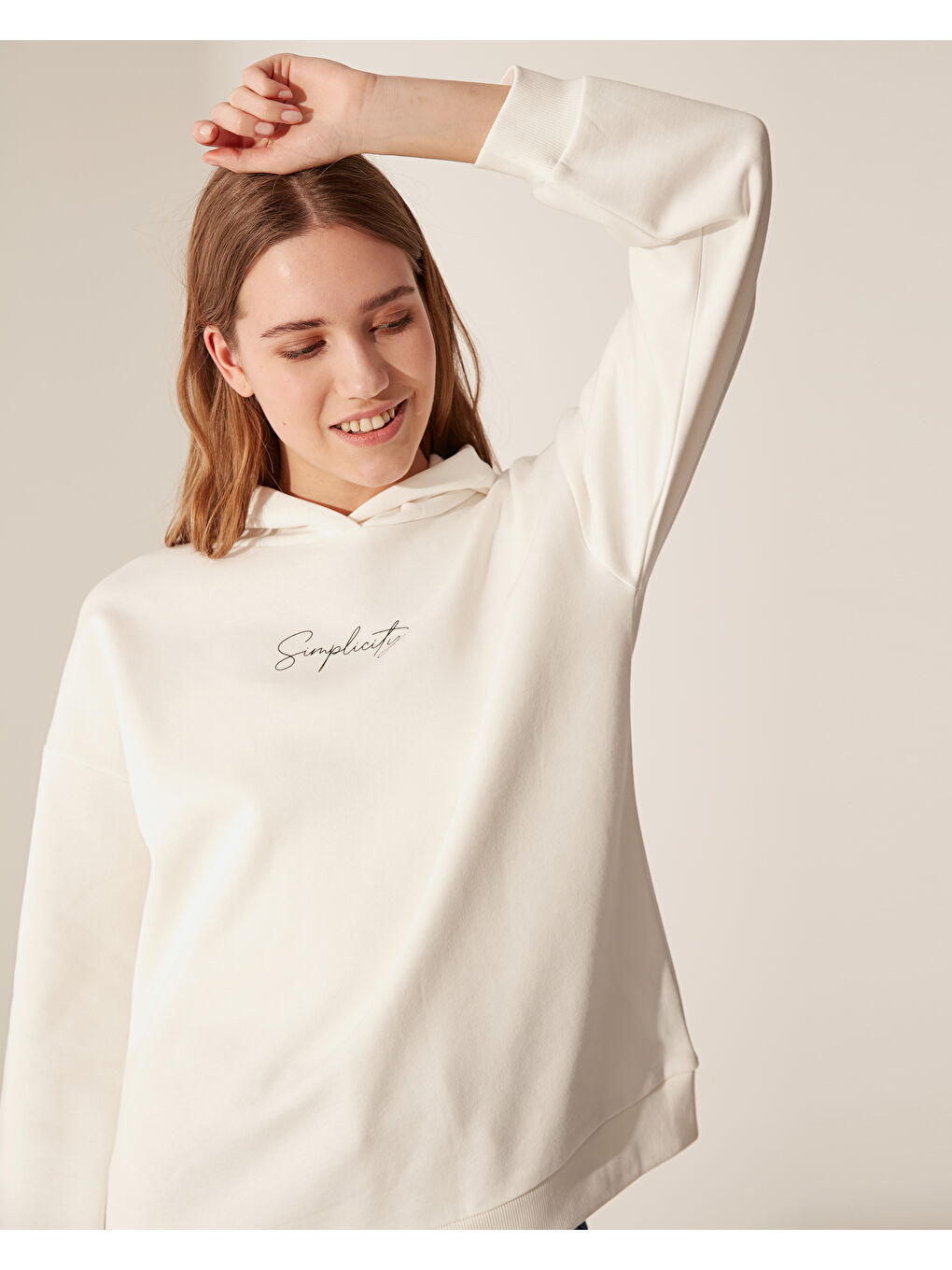 Beyaz Kapüşonlu Uzun Kollu Kadın Sweatshirt-2