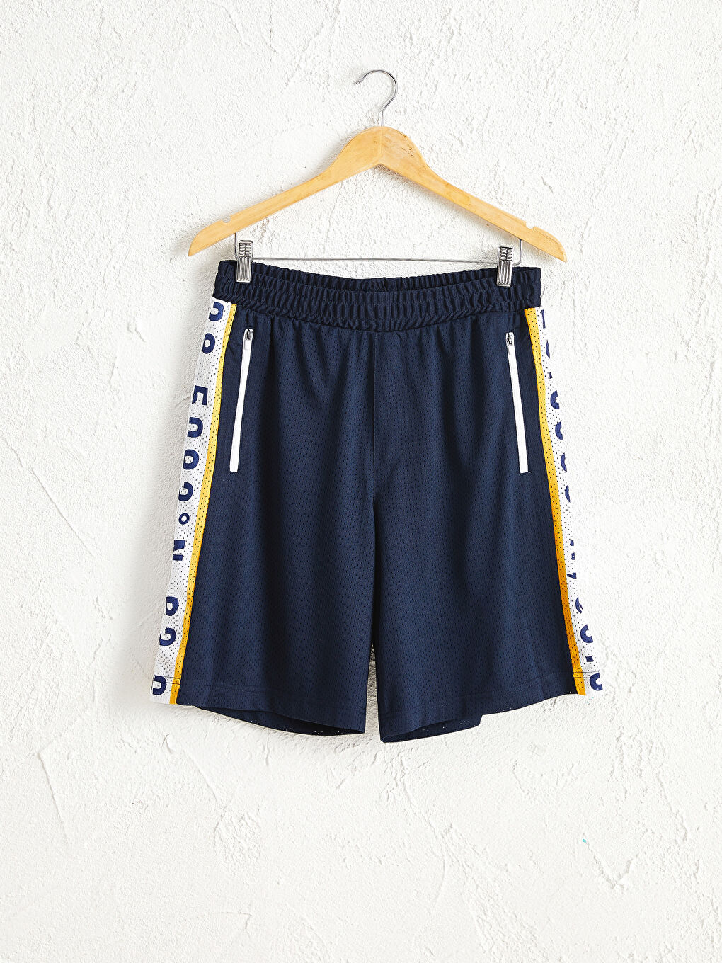 Спортивные шорты с эластичной талией