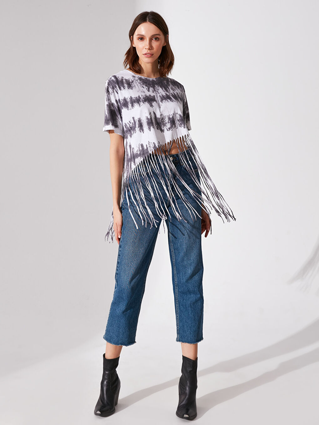 Siyah Bisiklet Yaka Kısa Kollu Kadın Tişört-1