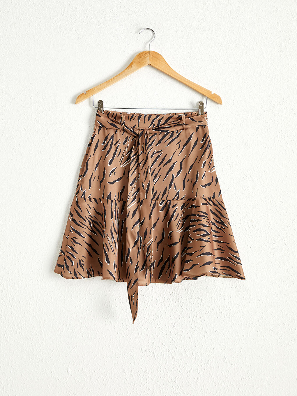 Siyah Desenli Kuşaklı Kloş Etek