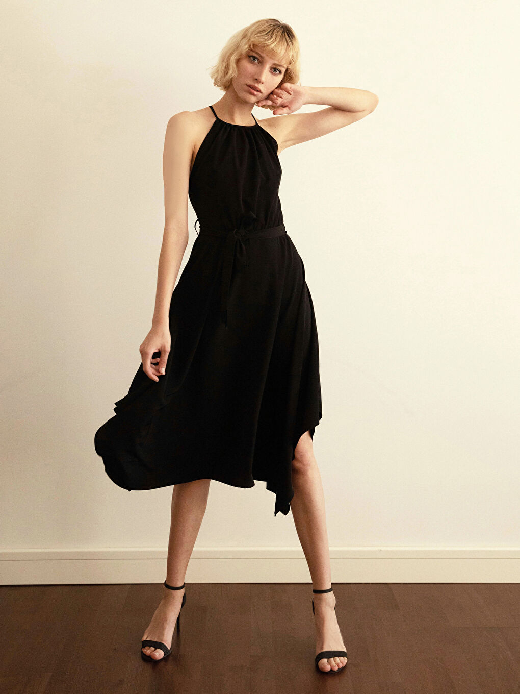 Siyah Halter Yaka Sırt Detaylı Elbise-9