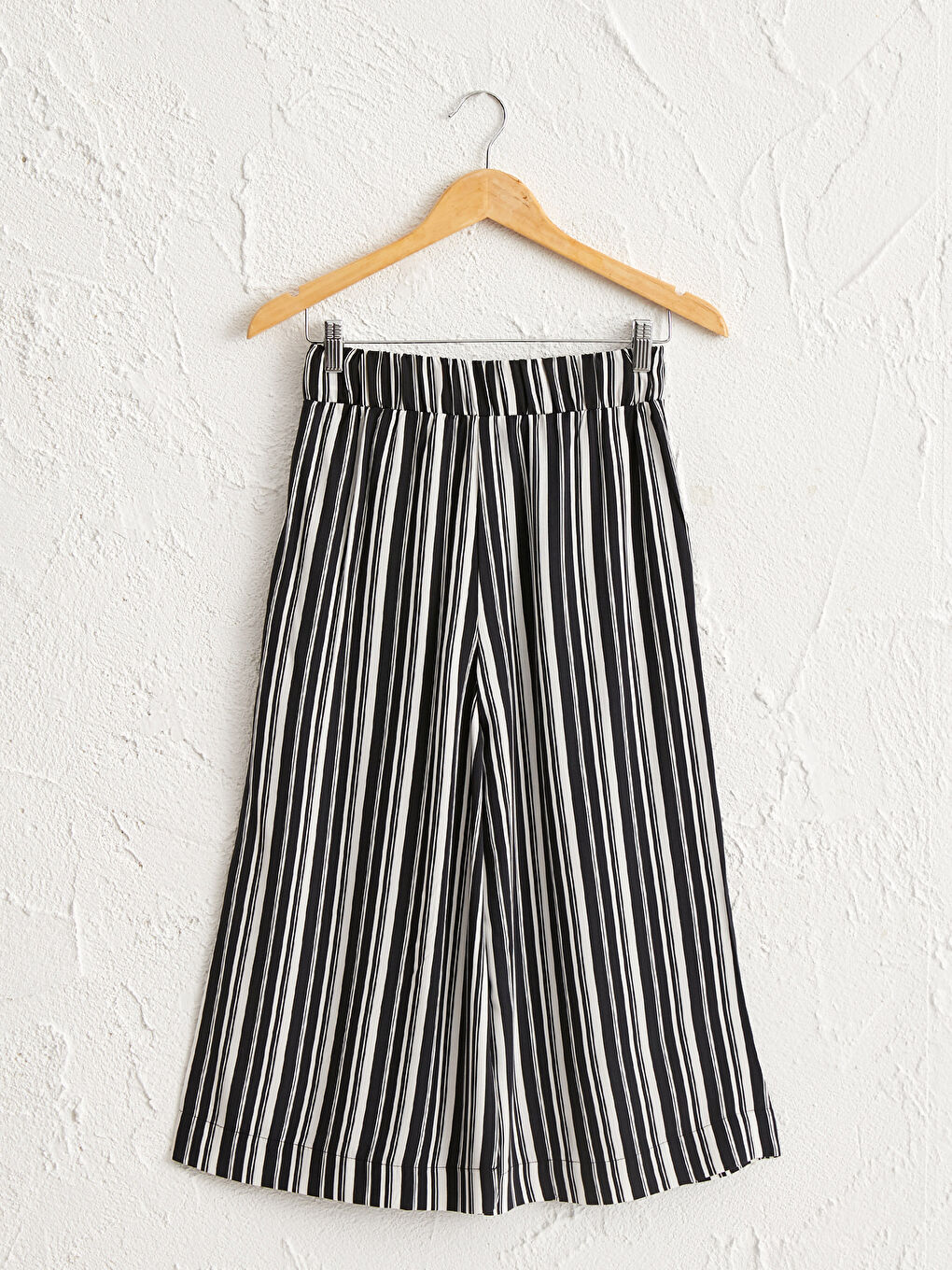 Siyah Çizgili Kuşaklı Viskon Kapri-1