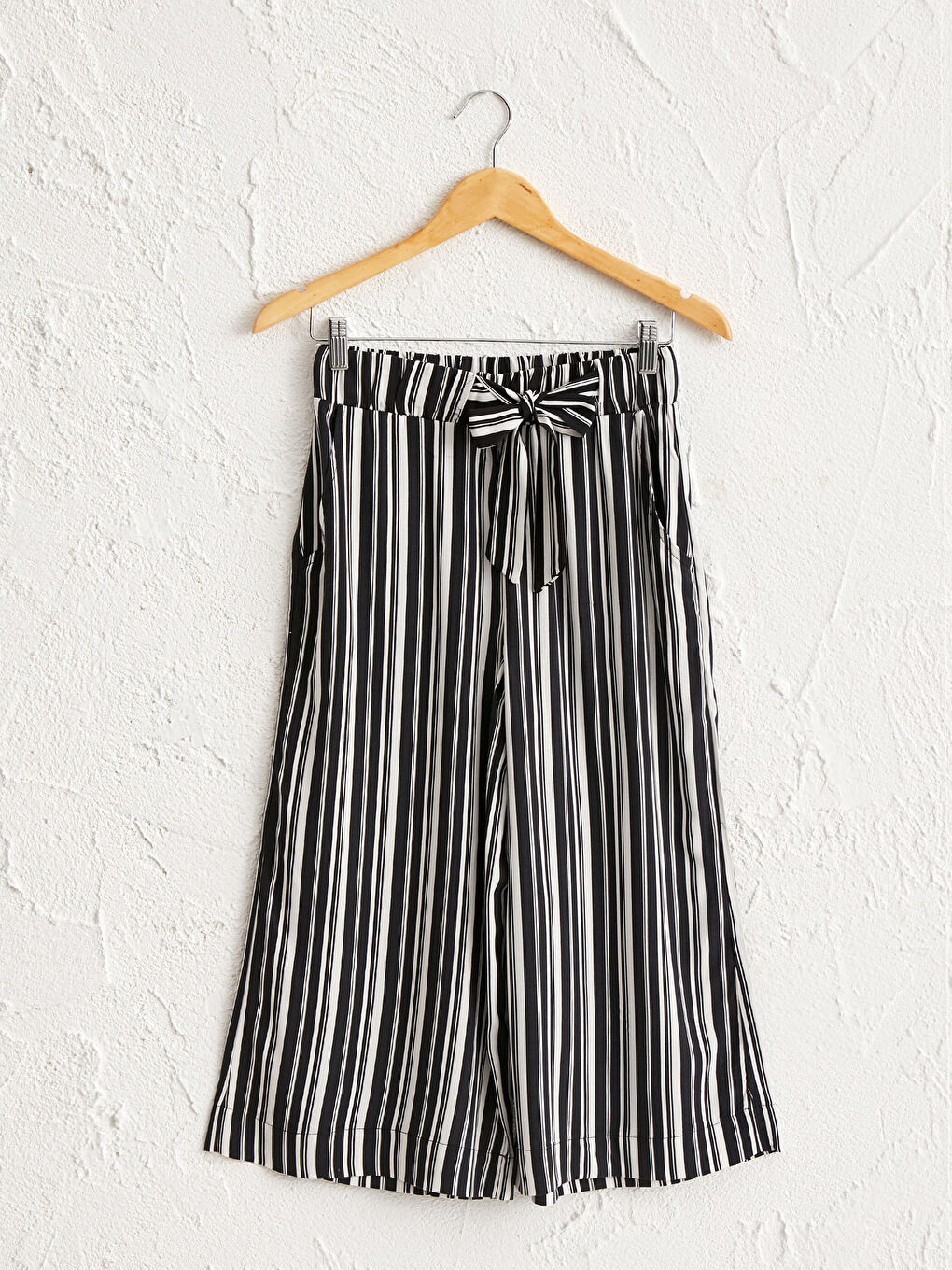 Siyah Çizgili Kuşaklı Viskon Kapri