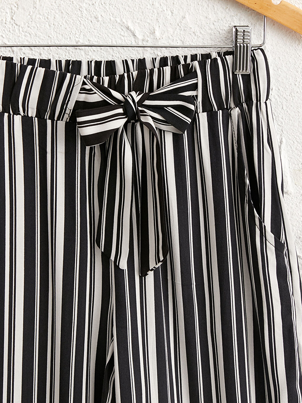 Siyah Çizgili Kuşaklı Viskon Kapri-2