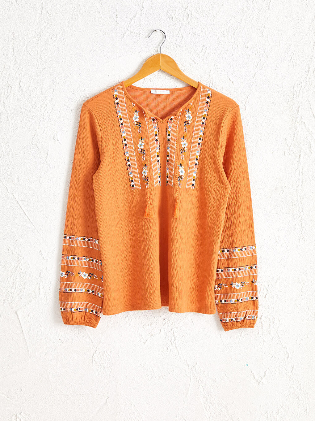 Turuncu Bağlamalı Yaka Baskılı Uzun Kollu Kadın Tişört