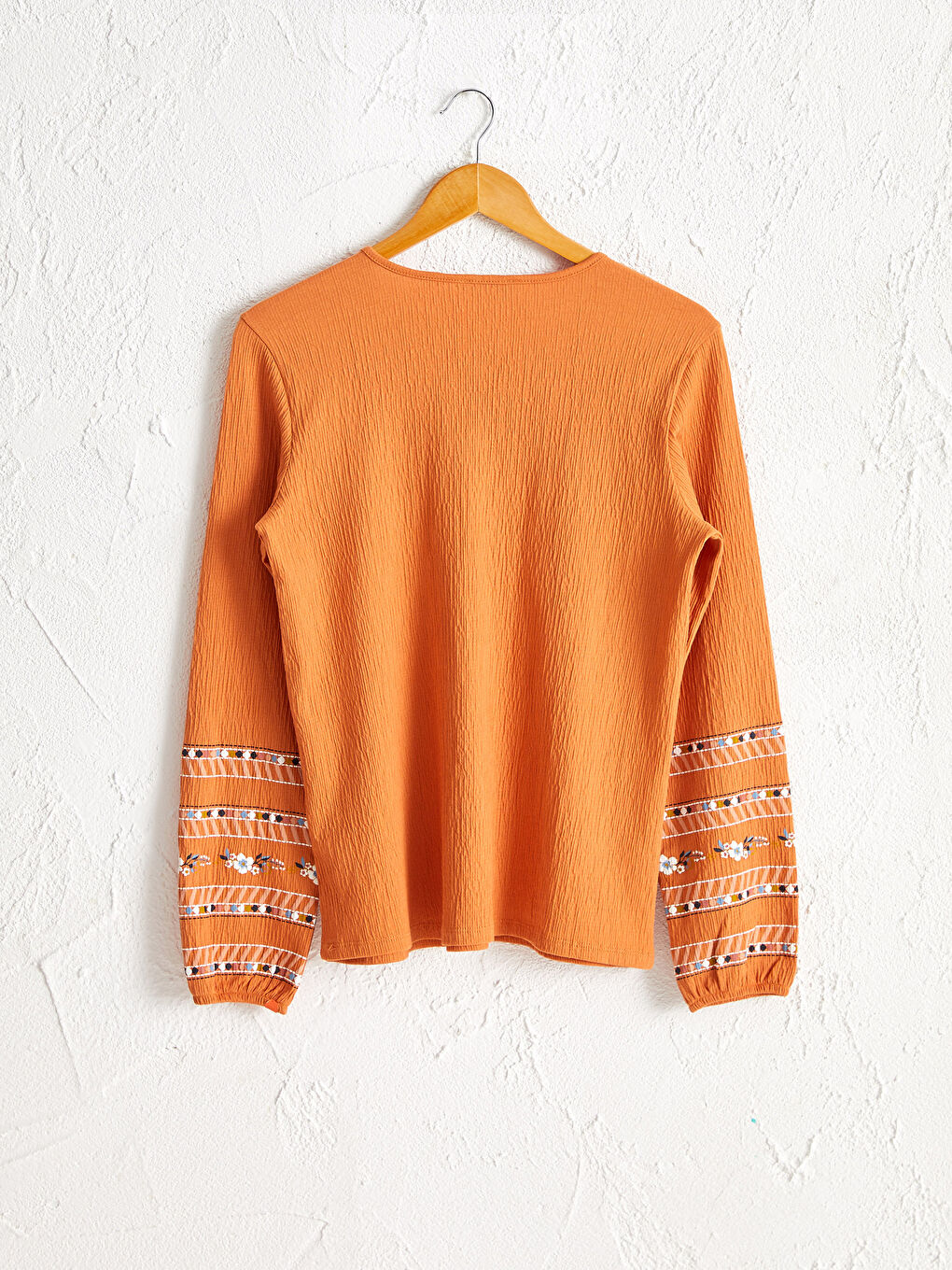 Turuncu Bağlamalı Yaka Baskılı Uzun Kollu Kadın Tişört-1