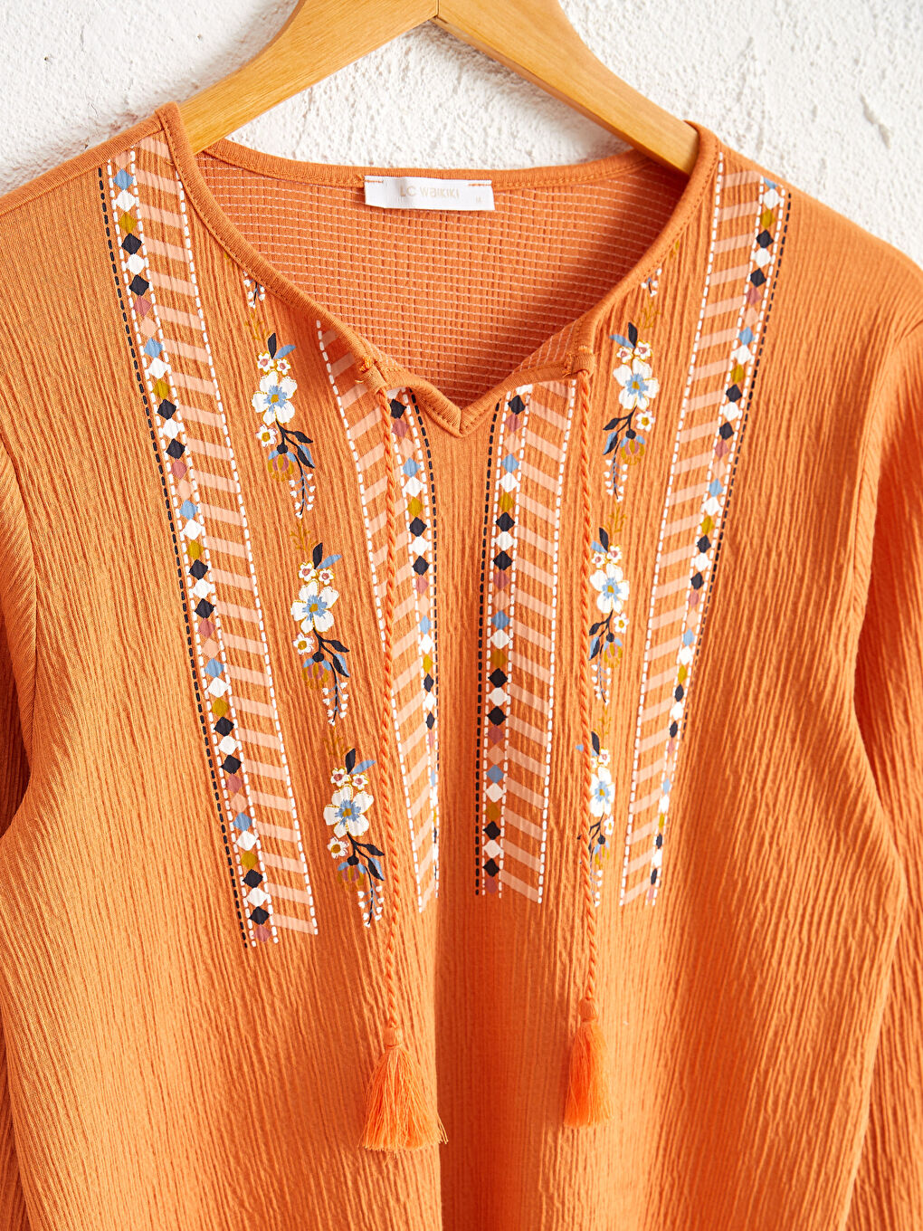 Turuncu Bağlamalı Yaka Baskılı Uzun Kollu Kadın Tişört-2