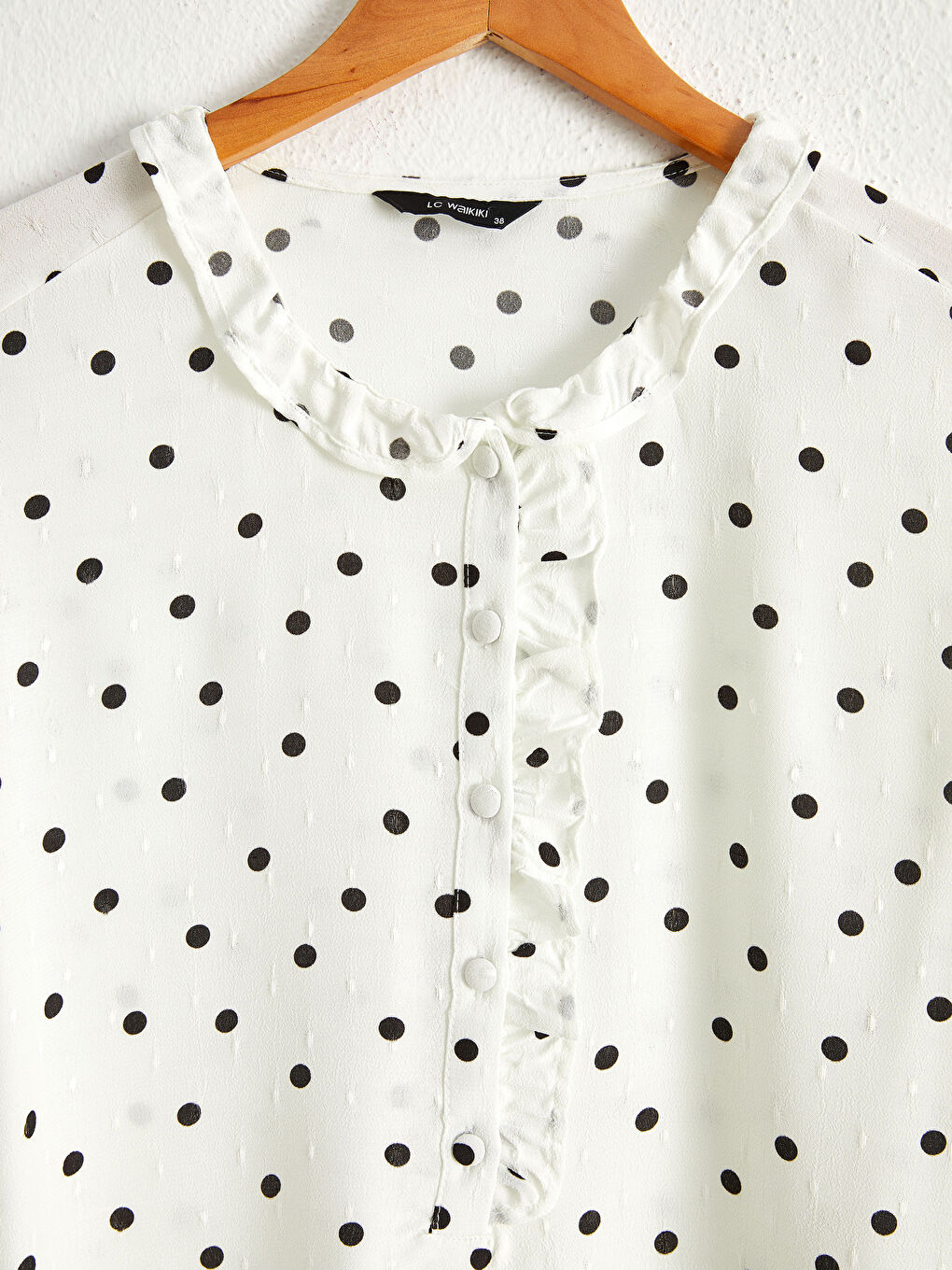 Ekru Fırfır Detaylı Puantiyeli Bluz-1