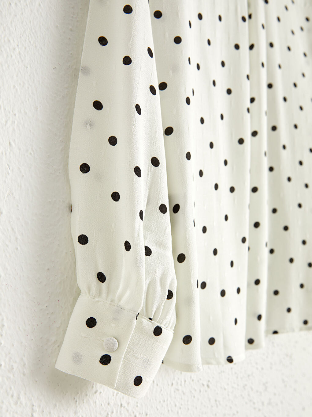 Ekru Fırfır Detaylı Puantiyeli Bluz-3