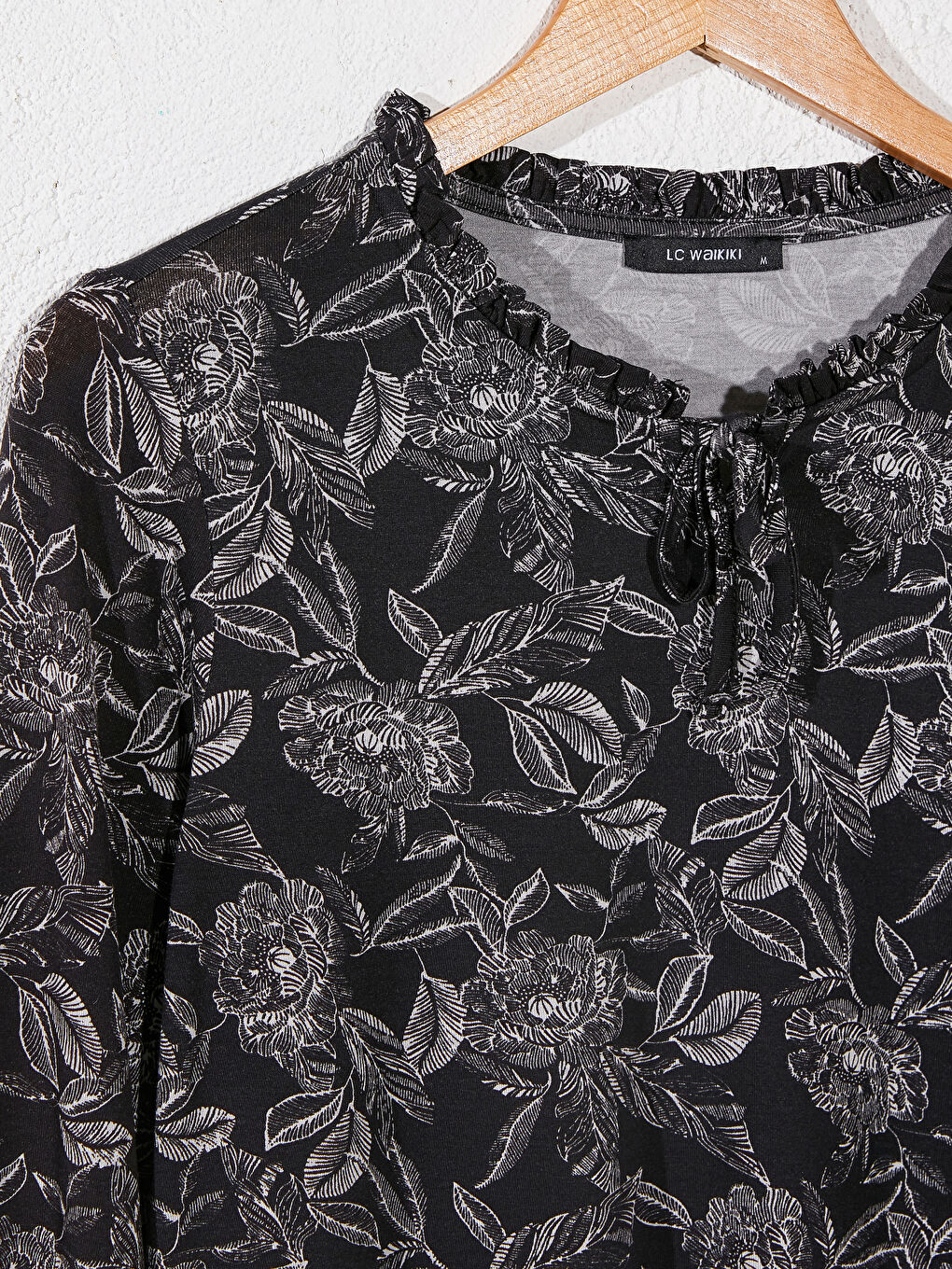 Siyah Bağlamalı Yaka Uzun Kollu Kadın Tişört-4