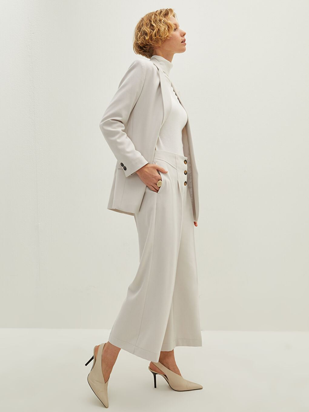 Bej Kadın Sivri Burun Topuklu Ayakkabı