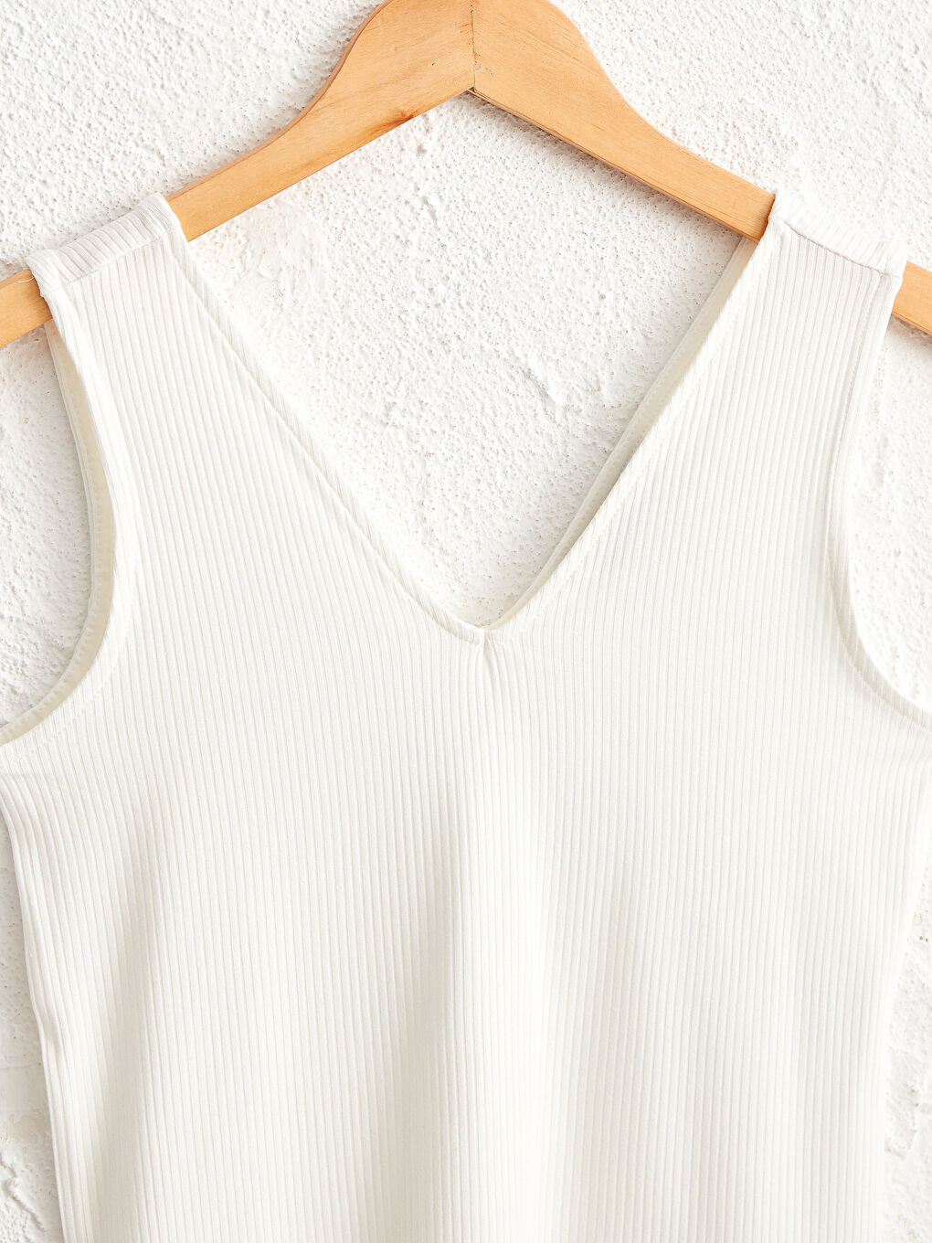 Beyaz V Yaka Dar Fit Askılı Penye Kadın Esnek Viskon Atlet-2