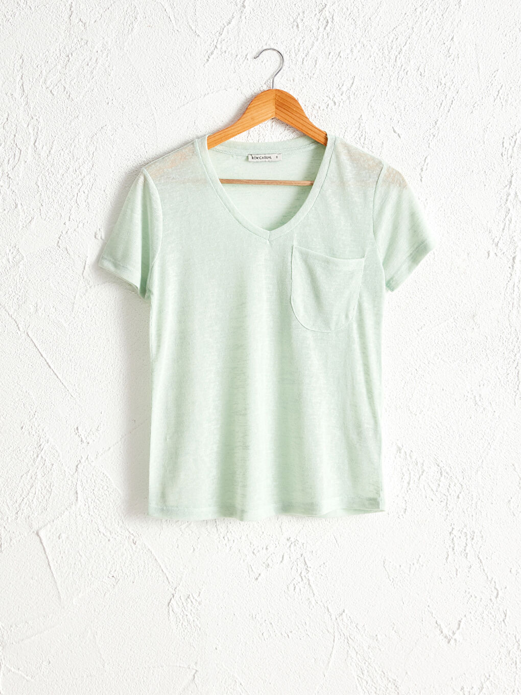 تيشيرت نسائي بفتحة رقبة على شكل حرف V بقصة مريحة وكم قصير مصنوع من قطن ممشط ومزود بجيب تفصيلي