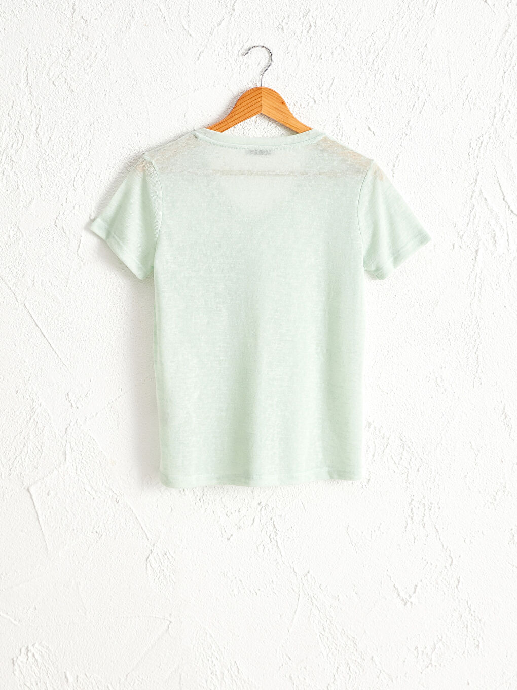 تيشيرت نسائي بفتحة رقبة على شكل حرف V بقصة مريحة وكم قصير مصنوع من قطن ممشط ومزود بجيب تفصيلي-1