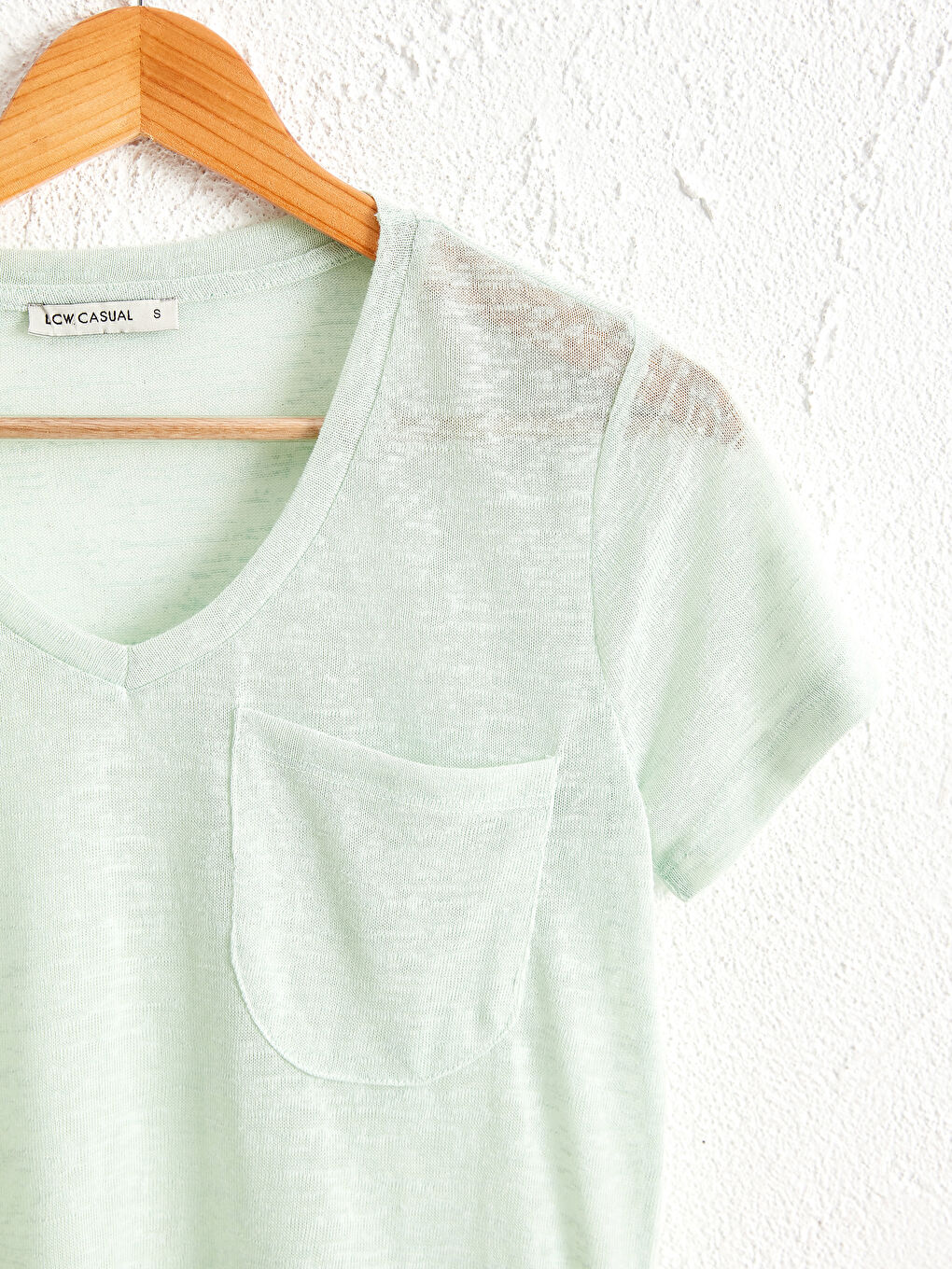 تيشيرت نسائي بفتحة رقبة على شكل حرف V بقصة مريحة وكم قصير مصنوع من قطن ممشط ومزود بجيب تفصيلي-2