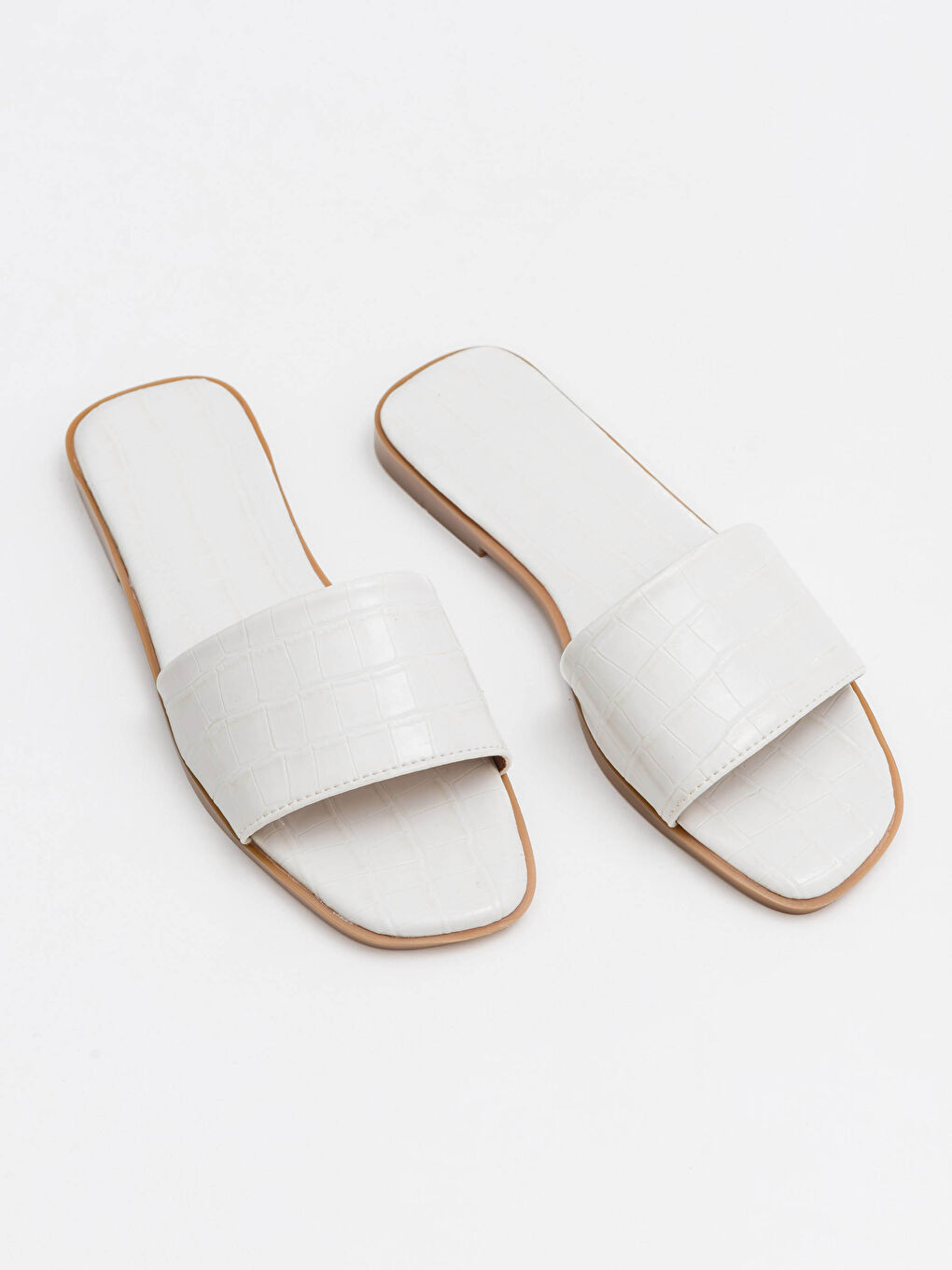 Beyaz Kadın Deri Görünümlü Terlik