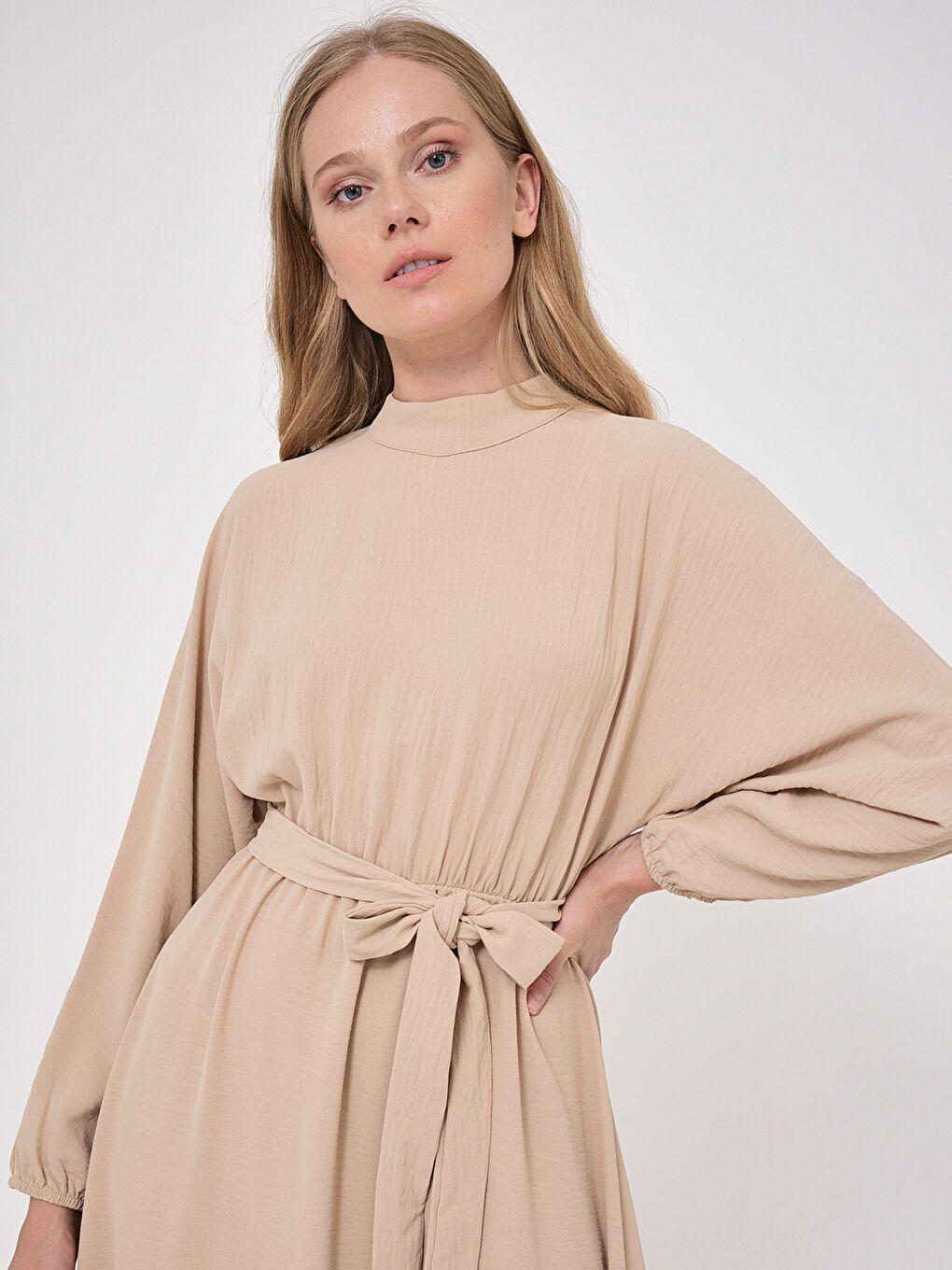 Robe de Soirée en Tissu Texturé avec Ceinture Nouée-2