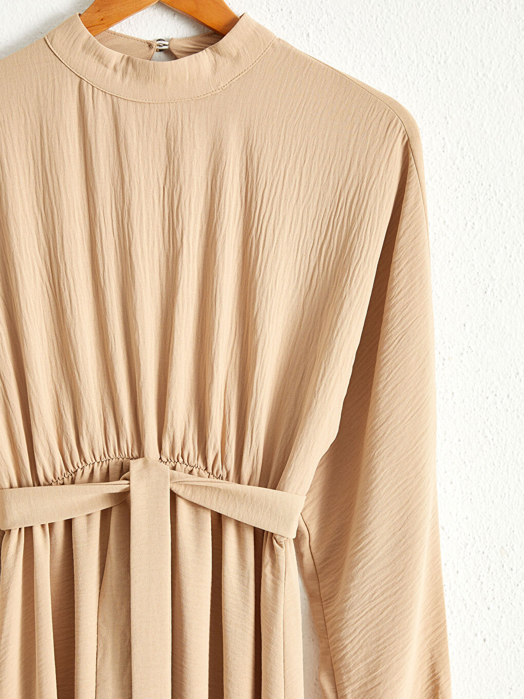 Robe de Soirée en Tissu Texturé avec Ceinture Nouée-4