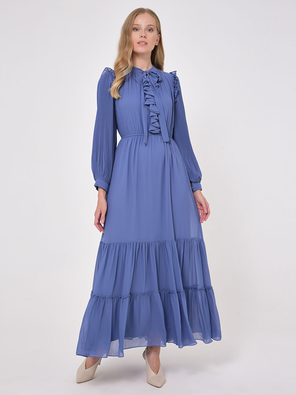 فستان سهرة طويل بتفاصيل كشكشة