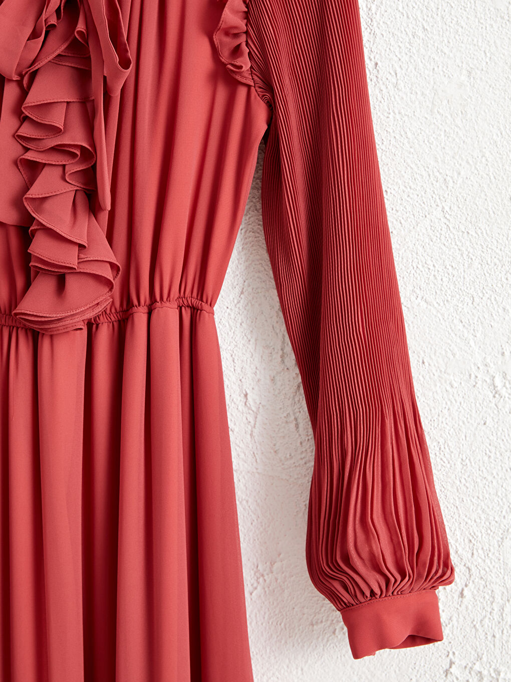 فستان سهرة طويل بتفاصيل كشكشة-4